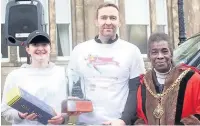  ??  ?? Mya Wyatt and John Gartland from Cleaning 4 Causes with the Mayor, Coun Alift Harewood