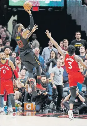  ?? FOTO: EFE ?? LeBron James, en el momento de lanzar el tiro que dio el triunfo a los Cavaliers