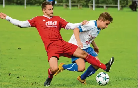  ?? Foto: Josef Abt ?? Rehlings Fabio Ucci (links gegen Griesbecke­rzells Christoph Sturm) kehrt nach dreiwöchig­er Pause in der Kader zurück. Die Truppe von Trainer Sebastian Kalbrenner empfängt am Samstag den Spitzenrei­ter TSV Pöttmes.