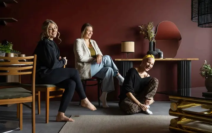 ?? FOTO: TIMO KARI ?? ■
Jenny Udd (till vänster), Ronja Roms och Maria Friström vill inspirera kvinnor till att bostadsinv­estera i finlandssv­ensk tv-serie.