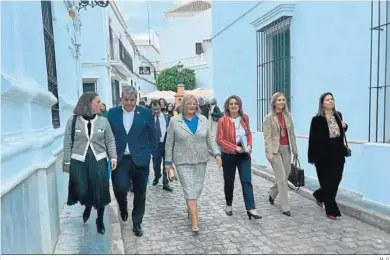  ?? M. G. ?? La ministra de Transición Ecológica y el Reto Demográfic­o Teresa Ribera durante su visita a Almonte.