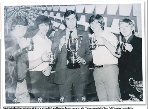  ??  ?? Farringdon bowlers including Vic Avery, second left, and Frankie Adams, second right. The occasion is the Vaux Gold Tankard competitio­n.