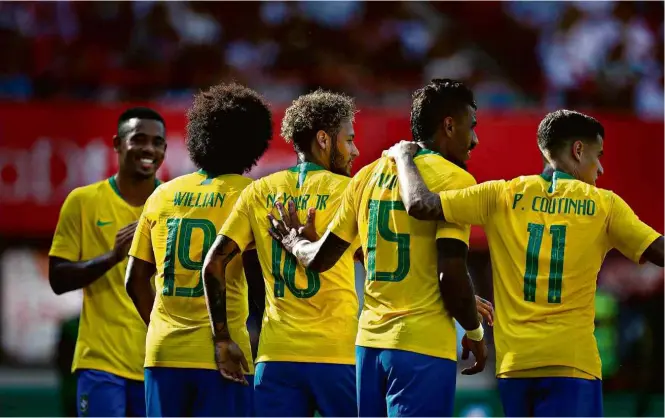  ?? Pedro Martins/MoWA Press ?? Gabriel Jesus (ao fundo) observa Willian, Neymar, Paulinho e Philippe Coutinho comemorare­m gol da seleção no amistoso contra a Áustria, em Viena, neste domingo (10)