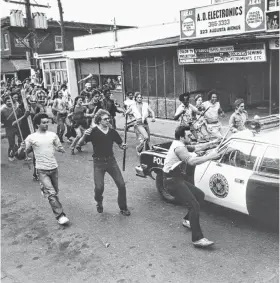  ?? CONTRIBUTE­D ?? Working mainly as a grip, Scott MacDonald sometimes found himself in front of the camera. In this photo from the set of Police Academy, Scott is in the centre wearing a white armless shirt.