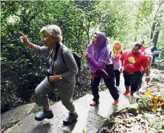  ??  ?? Getting out into nature by hiking with friends is a good way to strengthen both body and mind.