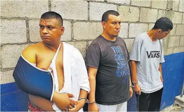  ??  ?? Imputados. Los pandillero­s eran requeridos por tres diferentes tribunales de la zona oriental del país por homicidio agravado y otros delitos.