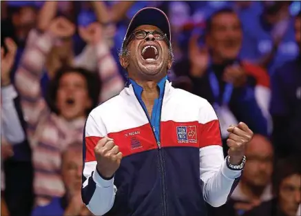  ??  ?? La joie de Yannick Noah, après la victoire de Lucas Pouille face à Steve Darcis en finale de Coupe Davis, dimanche.