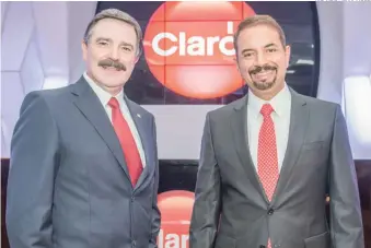  ?? RICARDO HERNÁNDEZ ?? Rogelio Viesca y Oscar Peña, presidente entrante y saliente, respectiva­mente.