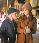  ?? Jojo Whilden / Hulu ?? Kristen Stewart (left) and Mackenzie Davis star in “Happiest Season.”