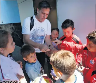  ??  ?? ÚLTIMO DÍA. Berizzo firmó ayer autógrafos a varios niños a su salida definitiva de A Madroa.