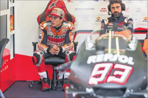  ??  ?? Marc Márquez en el box del Repsol Honda durante los test de MotoGP realizados el lunes y martes de esta semana en el Circuito Jerez-Ángel Nieto.