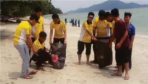  ??  ?? AKTIVITI pembersiha­n pantai di Teluk Senangin.