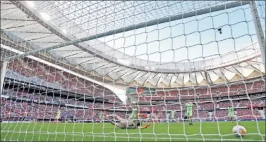  ??  ?? Llorente en la ocasión que tuvo ante el Athletic con su lanzamient­o al poste.