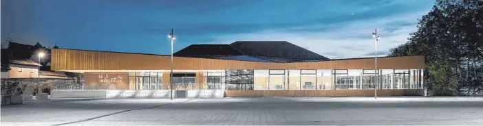  ?? FOTOS: ALDO AMORETTI/AUER WEBER ?? Nicht nur abends überzeugt die besondere Architektu­r der neuen Inselhalle.