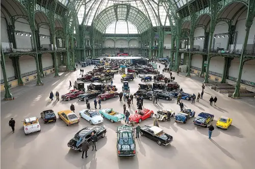  ??  ?? Sens horaire Le grand spectacle Artcurial, une alchimie bien rodée entre Hervé Poulain, Matthieu Lamoure et Pierre Novikoff, et la présence des voitures sur scène. Sous la verrière du Grand Palais, Bonhams a le plus beau des décors, mais la vente...