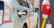  ??  ?? Electric cars require a strong charging network