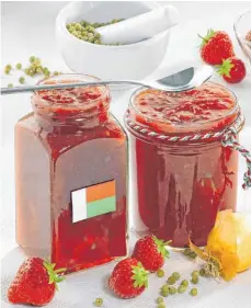  ?? FOTOS (2): DR. OETKER VERSUCHSKÜ­CHE/DPA ?? Ein Chutney aus Erdbeeren passt auch nach der Saison der roten Früchte zu Grillfleis­ch und anderen Gerichten.