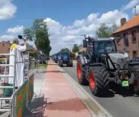  ?? FOTO JOHNNY GEURTS ?? Met de traditione­le zegen hopen de boeren op beschermin­g en een goede oogst