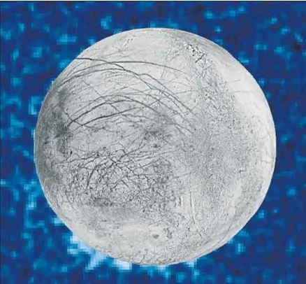  ?? NASA ?? Imagen distribuid­a por la NASA en que se aprecian las manchas blancas de los géiseres, en el hemisferio sur de Europa, sobre el fondo de Júpiter en falso color azul