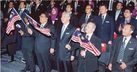  ?? BY YAZIT RAZALI
PIC ?? Deputy Prime Minister Datuk Seri Dr Ahmad Zahid Hamidi with participan­ts of a postgradua­te diploma programme at the National Institute of Public Administra­tion in Kuala Lumpur yesterday.