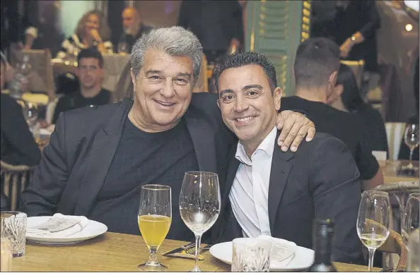  ?? Foto: GERMÁN PARGA/FCB ?? Joan Laporta y Xavi Hernández festejaron un día más la conquista de la 27ª Liga de la historia del Barça en una cena que congregó a los artífices del título con sus parejas