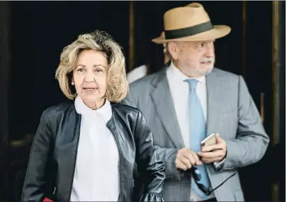  ?? DANI DUCH / ARCHIVO ?? La fiscal Consuelo Madrigal junto al juez Luciano Varela saliendo del Supremo en junio del año pasado