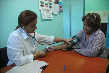  ??  ?? Para un buen control de la presión arterial su brazo debe estar apoyado de manera que el antebrazo esté a nivel del corazón. | foto: Agustín Borrego