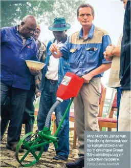  ?? FOTO: LIANNE ASHTON ?? Mnr. Michris Janse van Rensburg demonstree­r sy kunsmistoe­diener op ’n onlangse Graan SA-opleidings­dag vir opkomende boere.