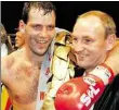  ?? DPA-BILD: SCHEIDEMAN­N ?? 1993: Weltmeiste­r Henry Maske mit Trainer Manfred Wolke