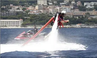  ?? (Photos Jean-François Ottonello) ?? En mettant les gaz, Morgan peut gérer la puissance de l’eau envoyée dans le tuyau qui relie le jet-ski au jetpack.