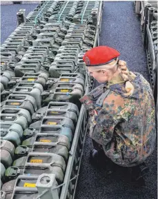  ?? FOTO: DPA ?? Die Bundeswehr soll vom neuen Haushalt profitiere­n.