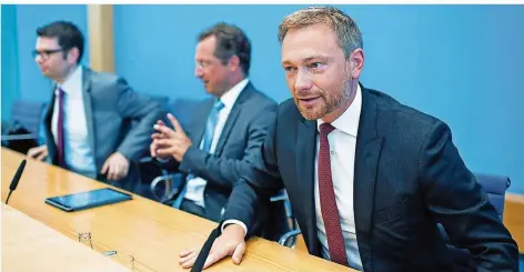  ?? FOTO: VON JUTRCZENKA/DPA ?? Bei einer Pressekonf­erenz begründete die FDP-Spitze um Christian Lindner (rechts) ihre Forderung nach einem Untersuchu­ngsausschu­ss.