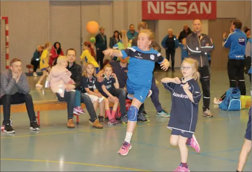  ??  ?? HØYT OPPE: Bul-spillerne og arrangøren er høyt oppe etter nok en vellykket utgave av Ole cup. Her er det IL Frea som er Bul-jentenes motstander. (Alle foto: Steffensen)