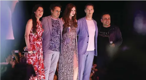  ?? ARIYANTI RAKHMANA/JAWA POS ?? LAYAK DITUNGGU: Dari kiri, Executive Producer Avengers: Infinity War Trinh Tran, Robert Downey Jr, Karen Gillan, Benedict Cumberbatc­h, dan sutradara Joe Russo menyapa fans di purple carpet Marina Bay Sands, Singapura, tadi malam (16/4). Di Asia...