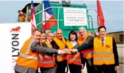  ?? 摄影 郑斌/新华社 ?? 中国武汉始发的列车驶­入法国里昂韦尼雪站。这是首趟以法国为终点­的中欧班列。
