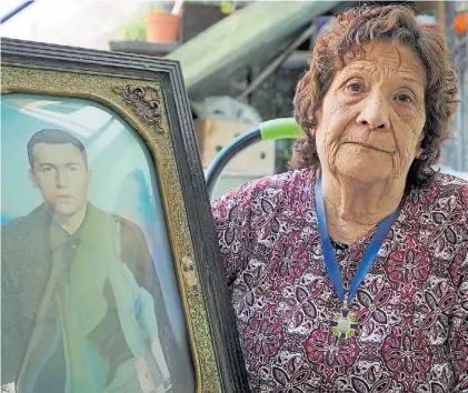  ??  ?? Madre del soldado Angel Franco. Julia Franco ahora espera viajar a Malvinas a poner una flor en la tumba.