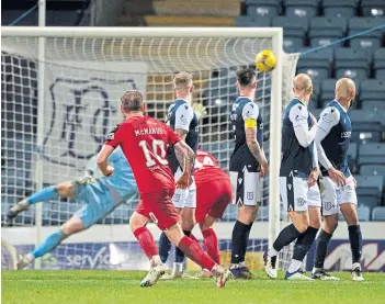  ??  ?? Dunfermlin­e’s Mcmanus levels the scores with the last kick of the game
