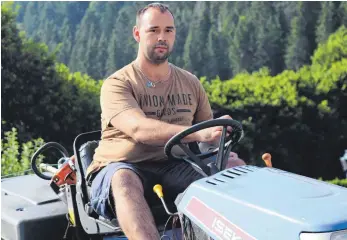  ?? FOTO: CAROLINE MESSICK ?? Mähen: Dieser Arbeit widmet sich Egesheims Fronmeiste­r Raphael Reiser in der Sommerzeit tagein, tagaus – und zwar mit Freude.