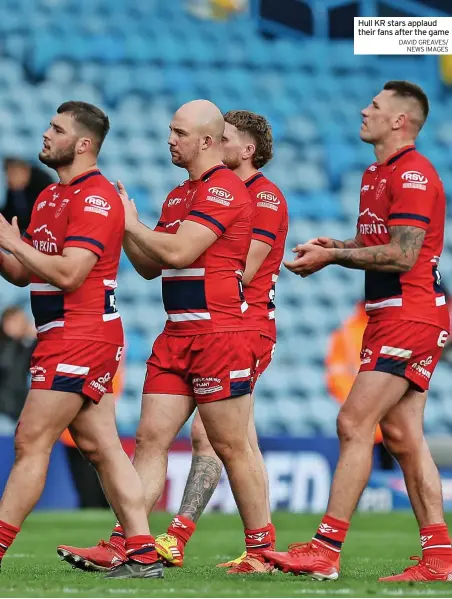  ?? DAVID GREAVES/ NEWS IMAGES ?? Hull KR stars applaud their fans after the game