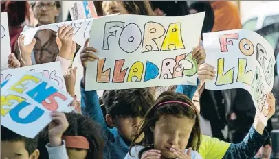  ?? DAVID LLOVERAS / LA VEU DE CERDANYOLA ?? Alumnes de l’escola Camí del Cros protestant aquest estiu després de patir el cinquè robatori