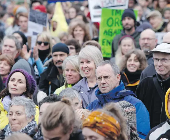  ?? KIM STALLKNECH­T/PNG FILES ?? Adriane Carr, centre, is calling on the Green Party to educate Canadians about global warming.