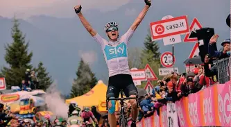  ??  ?? Sigillo L’esultanza di Chris Froome, 33 anni oggi, sul traguardo dello Zoncolan. Alle sue spalle la maglia rosa Simon Yates, 25