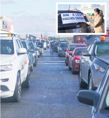  ?? PHOTO AGENCE QMI, MARIO BEAUREGARD ?? Départ de Brossard hier matin de quelques dizaines de manifestan­ts contre les mesures de confinemen­t qui se sont rendus à Lévis.