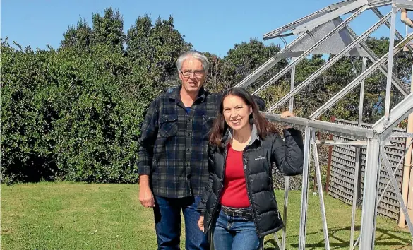  ?? MIKE HASSETT ?? Herald Island Environmen­tal Group members Ian McNeill and Jan Diprose welcome a glasshouse, which will be shaded and used to grow seedlings.