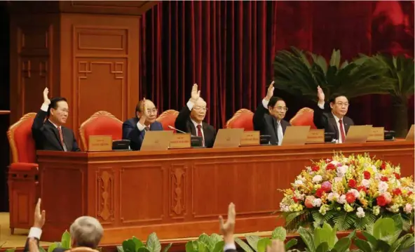  ?? VNA/VNS Photo Phương Hoa ?? The country's leaders raise their hands to approve the agenda of the fifth plenum of the 13th Party Central Committee which opens in Hà Nội yesterday.