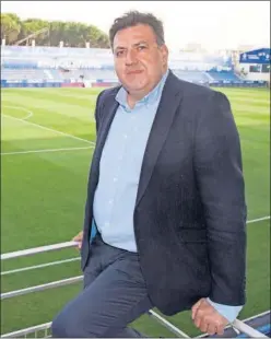  ??  ?? Manolo Torres, consejero delegado del Huesca, posando en El Alcoraz.