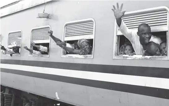  ?? PHOTO
GOVT HOUSE ?? People in a Free Train Ride provided by Osun State Government returning to Lagos State after the Easter celebratio­n at Osogbo in Osun State yesterday.