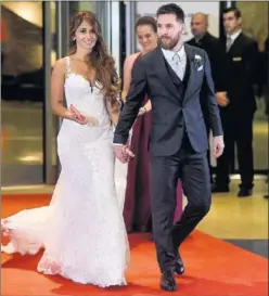  ??  ?? ALFOMBRA ROJA. Messi, a su llegada con Antonela.