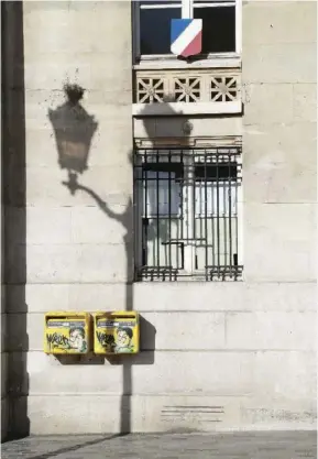  ??  ?? Les deux boîtes aux lettres à l’effigie de Simone Veil retrouvées taguées de croix gammées, le 11 février, sur la façade de la mairie du 13e arrondisse­ment de Paris.