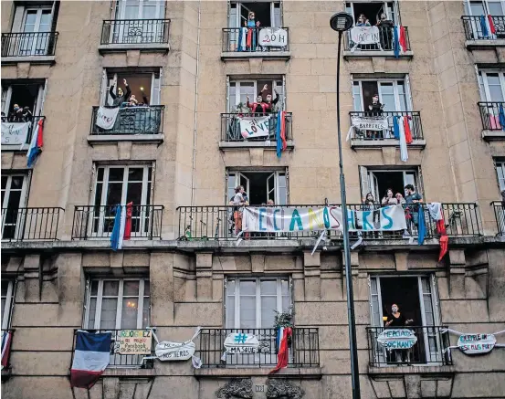  ?? MARTIN BUREAU/AFP ?? Devido valor. Em Saint-Mandé, no subúrbio de Paris, franceses estendem faixas e aplaudem os profission­ais de saúde que lutam contra a covid-19